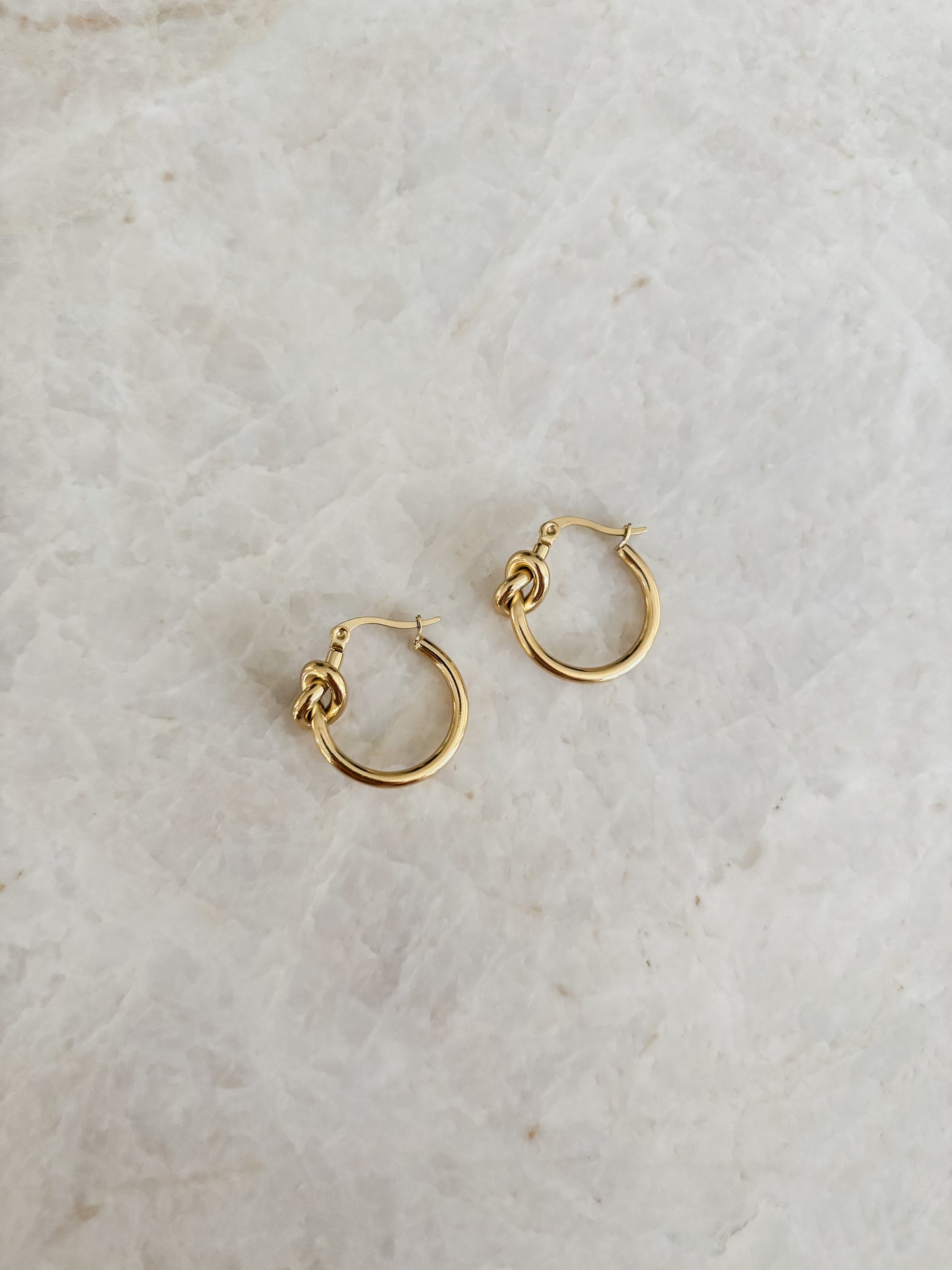 Knot hoops
