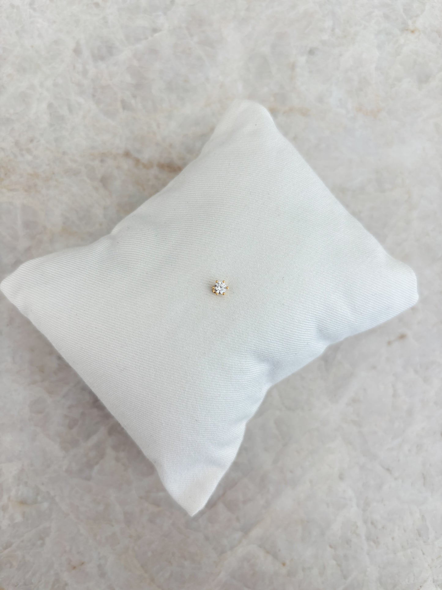 Dot earstud - white