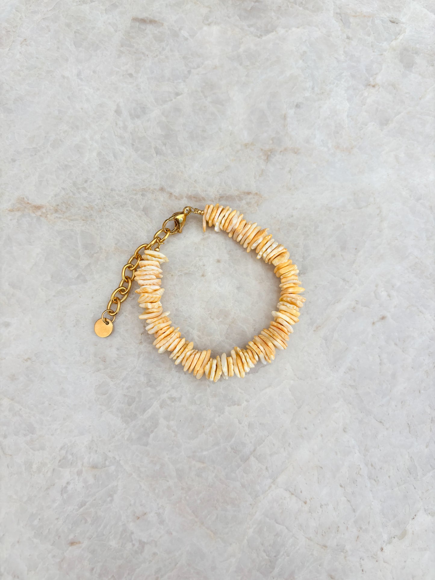 Schelp armband - botergeel