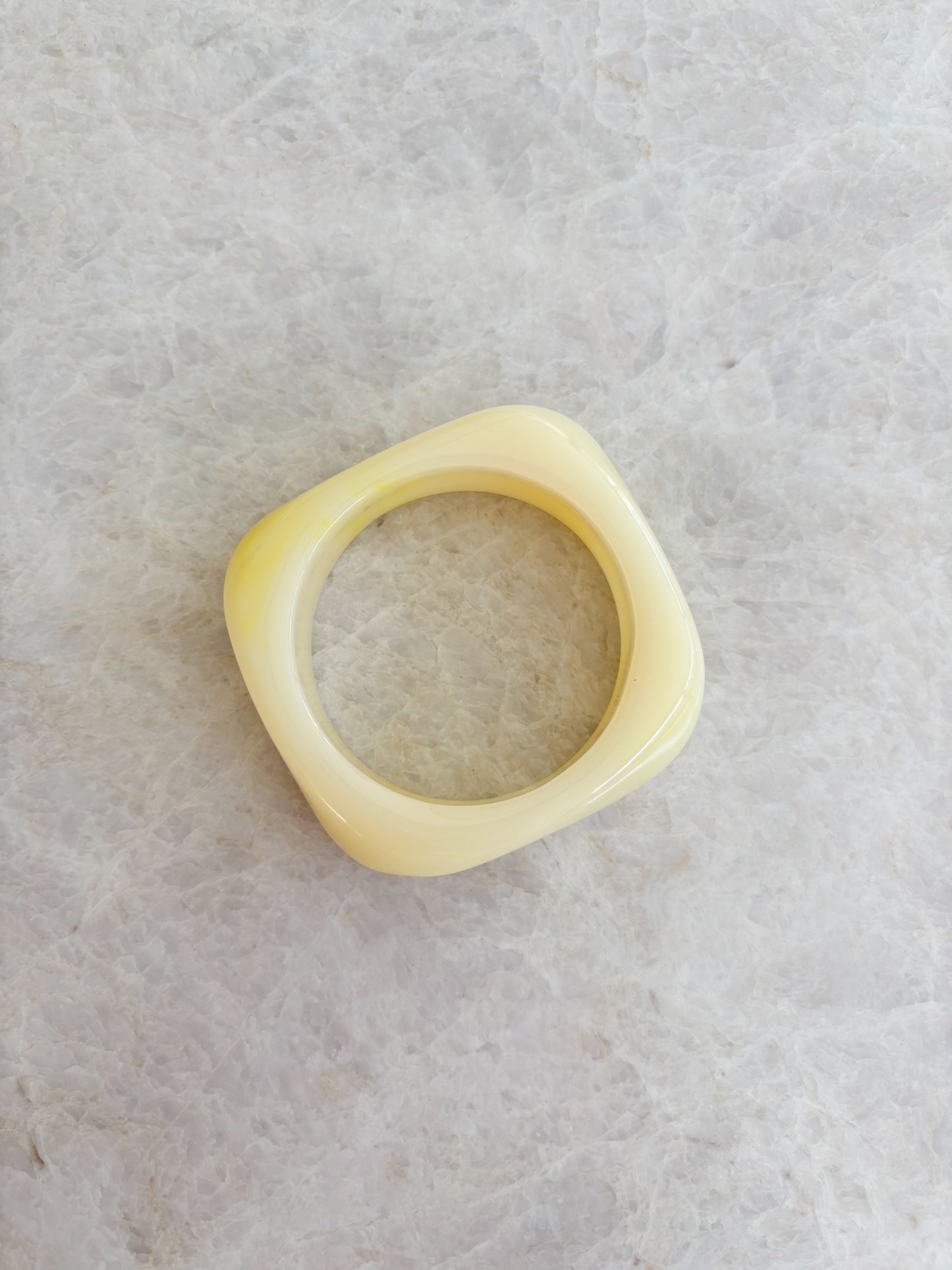 Noé armband - botergeel