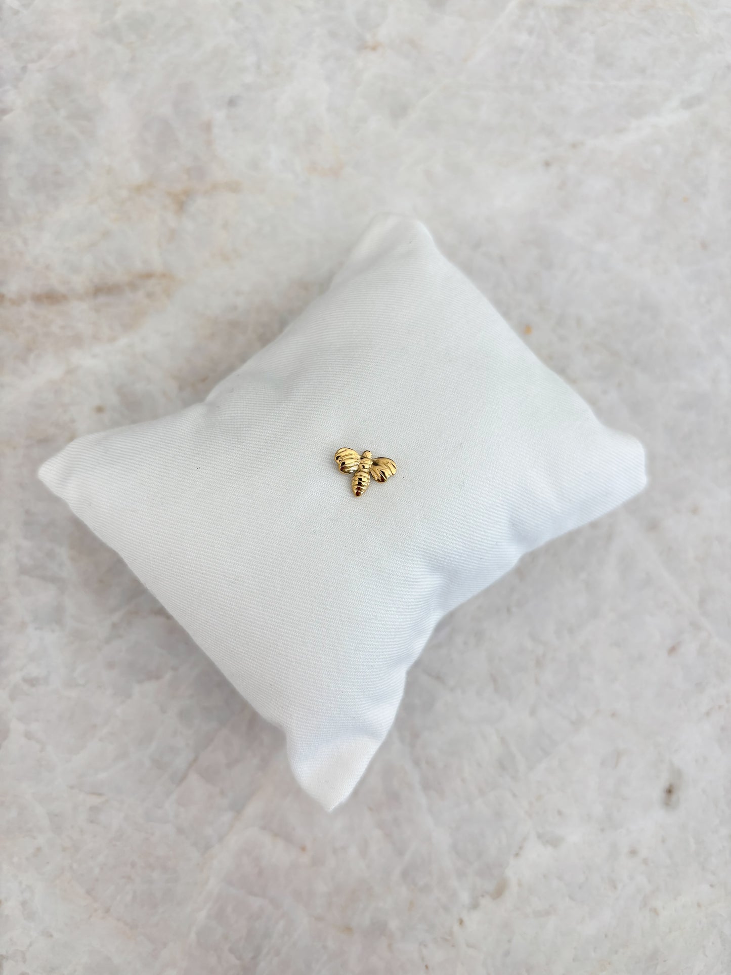 Bee earstud
