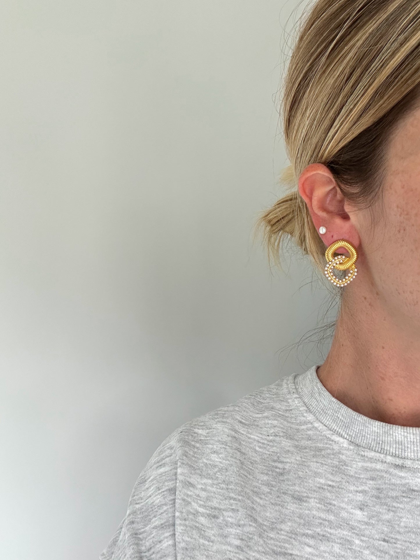 Pearl chain studs