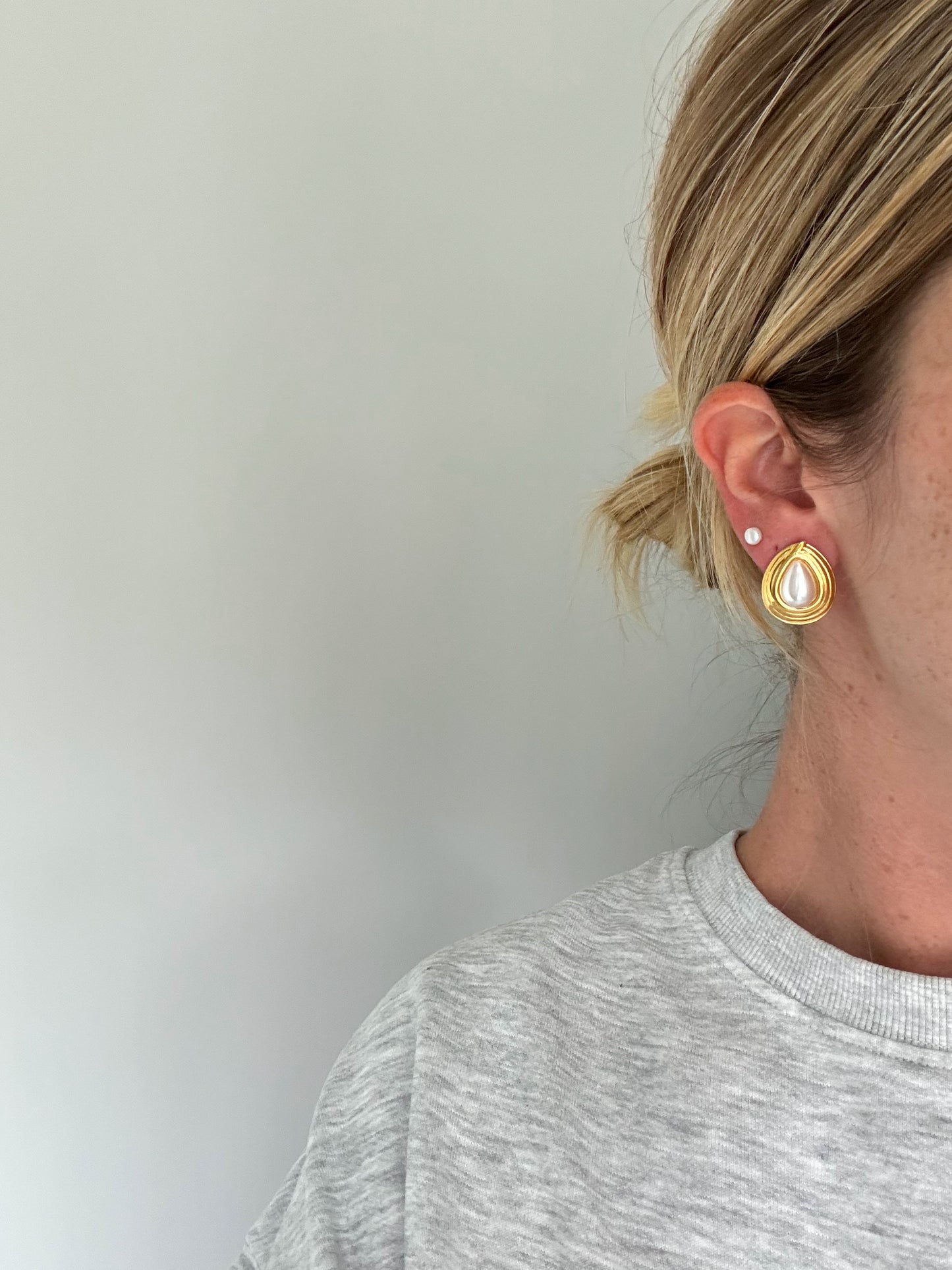 Drop pearl studs