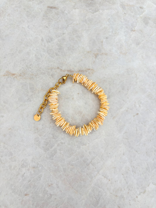 Schelp armband - botergeel