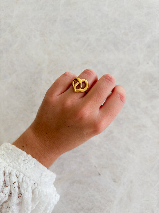 Pretzel ring
