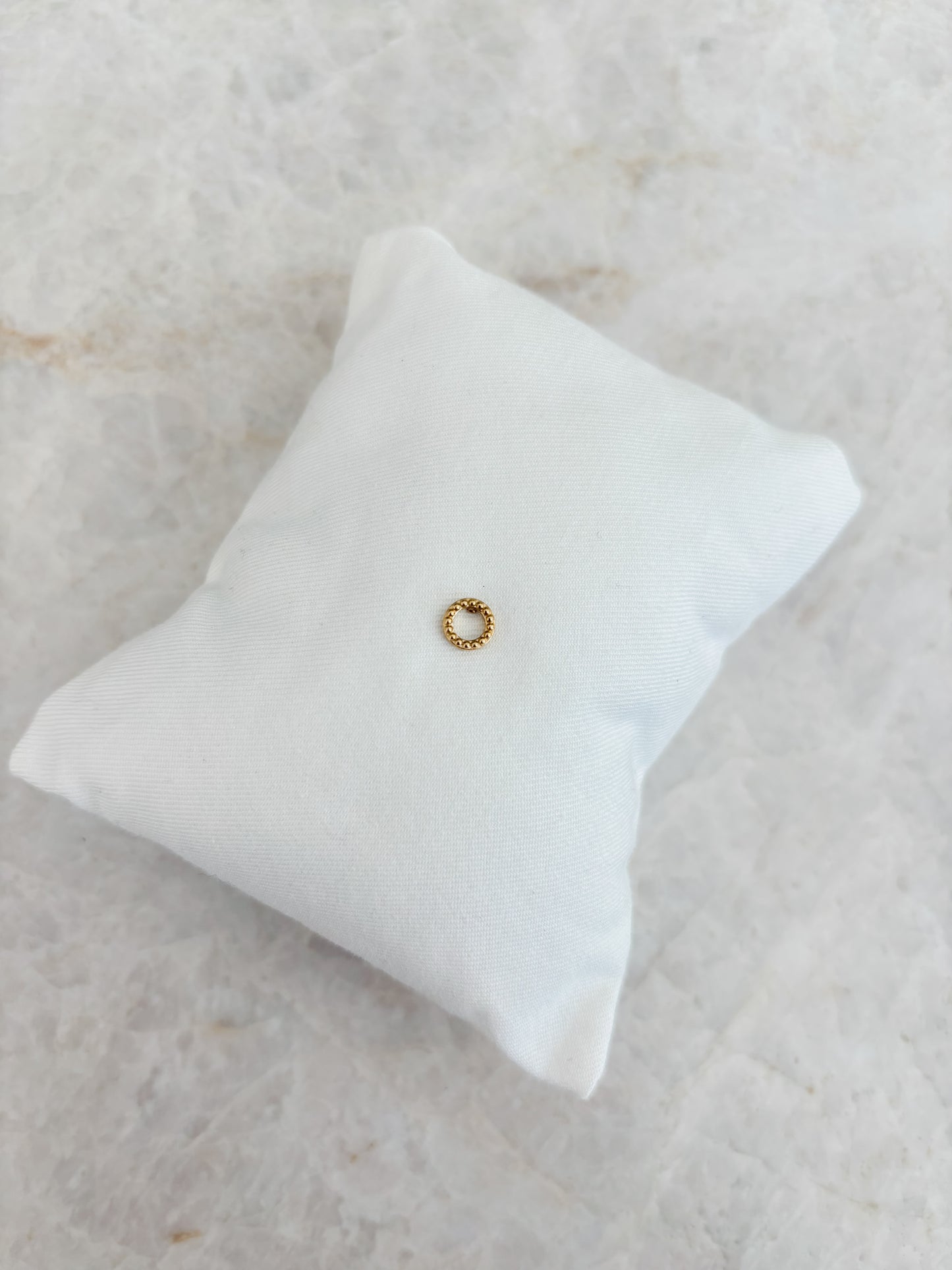 Round earstud